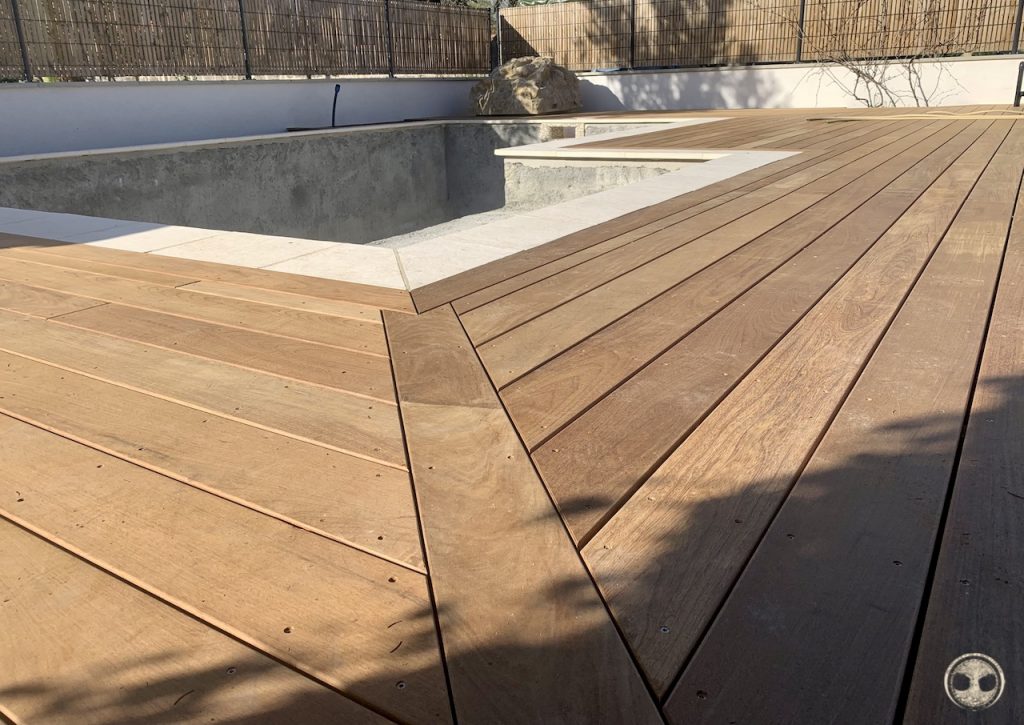 Menuiserie-extérieure-bois-IPE-terrasse-piscine