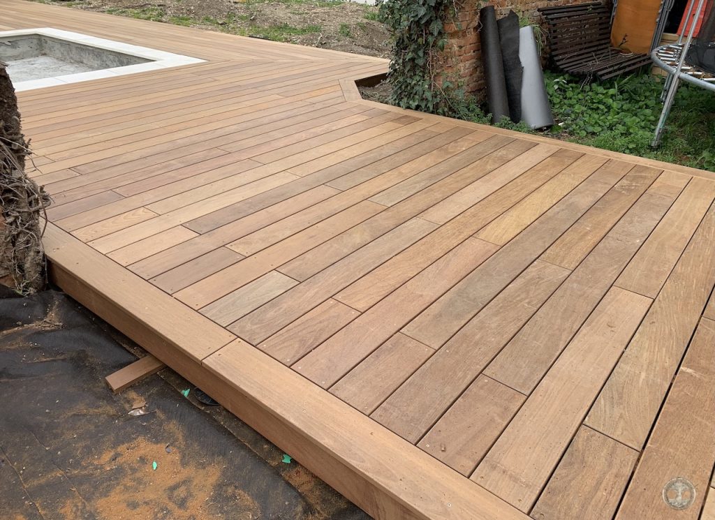 Menuiserie-extérieure-bois-IPE-terrasse-piscine