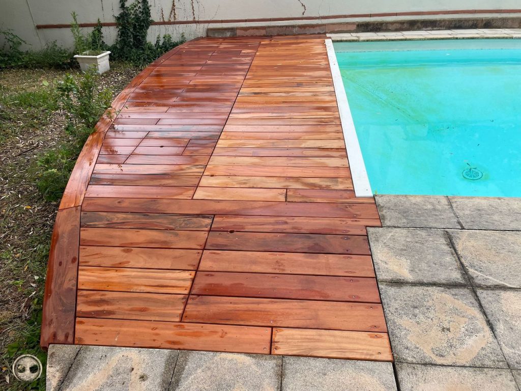 Menuiserie-extérieure-bois-miuracatiara-terrasse-marches-piscine