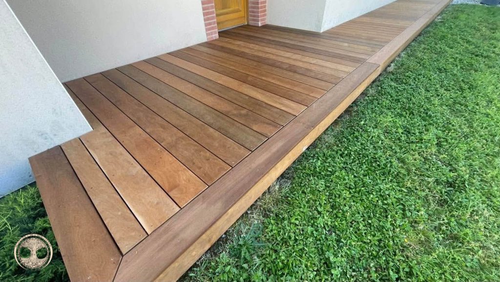 Menuiserie-extérieure-bois-itauba-terrasse-marches