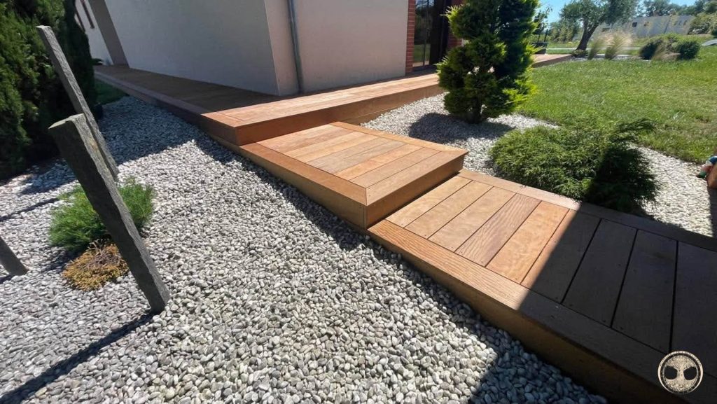 Menuiserie-extérieure-bois-itauba-terrasse-marches