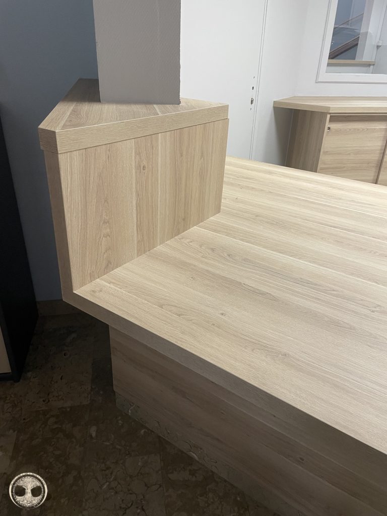 menuiserie-agencement-interieur-aménagement-Mairie-borne-acceuil