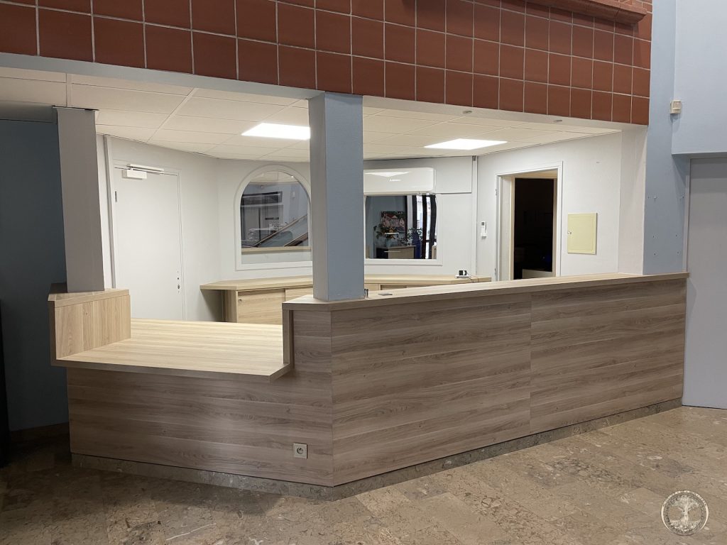 menuiserie-agencement-interieur-aménagement-Mairie-borne-acceuil