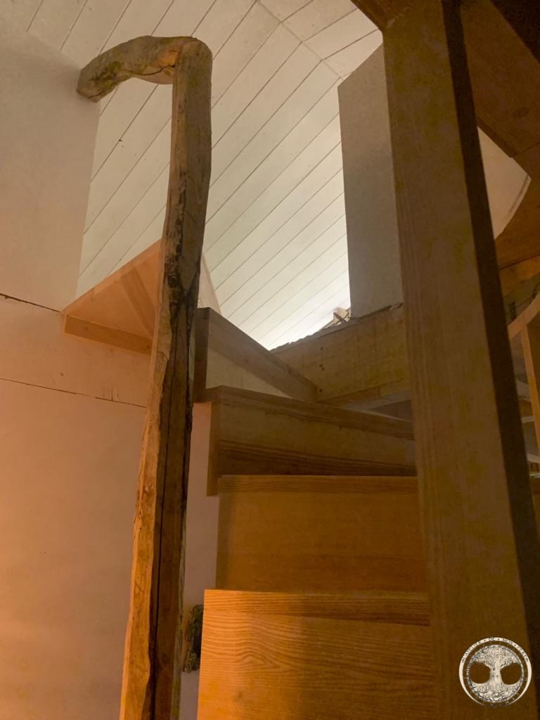 Menuiserie-frêne-escalier-main-courante-courbe