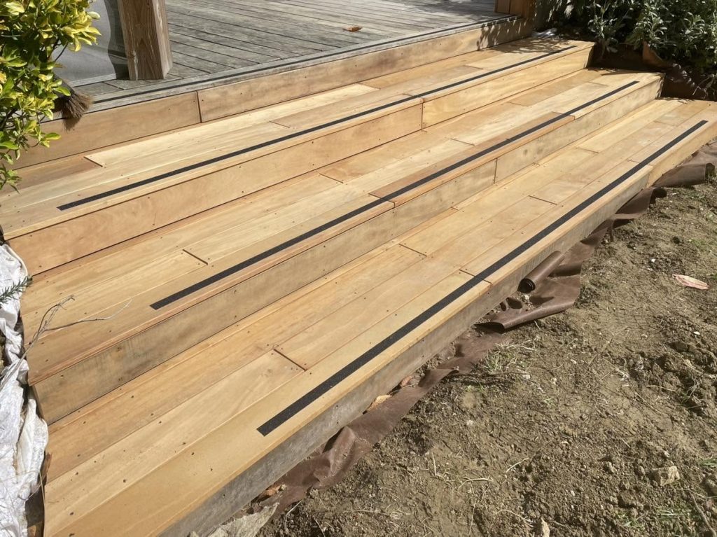 Menuiserie-exterieure-itauba-terrasse-marches