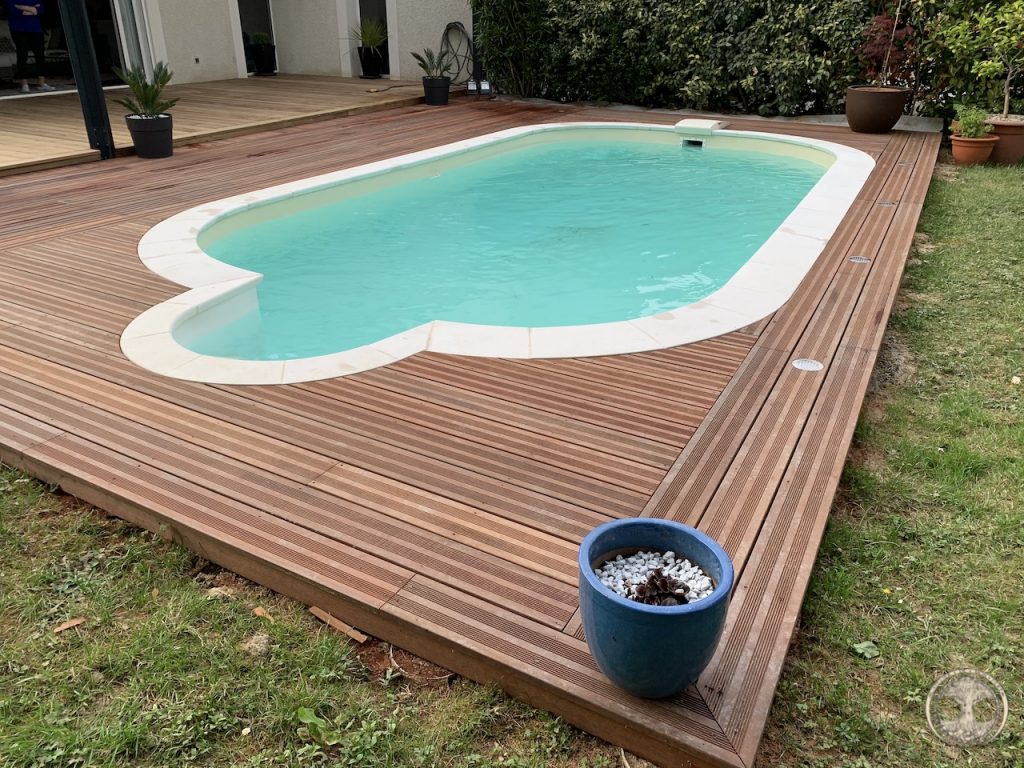 Menuiserie-extérieure-bois-itauba-terrasse-piscine
