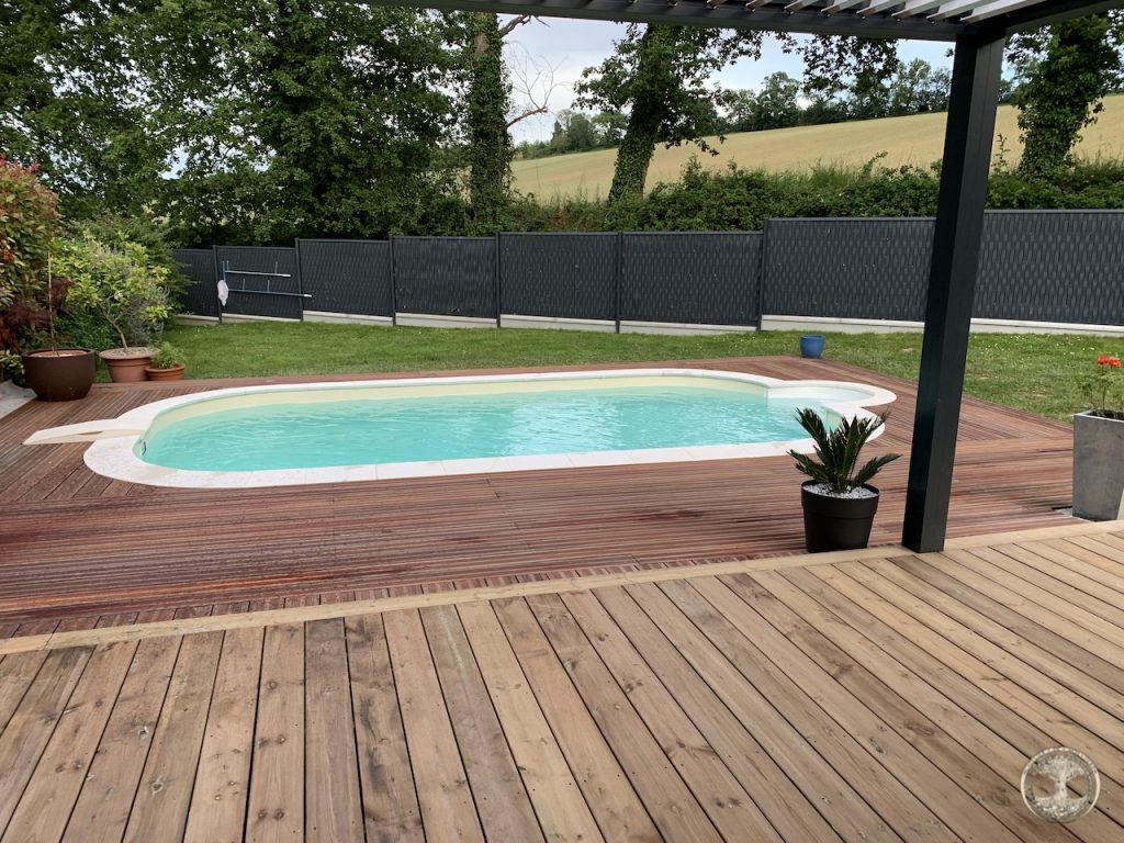 Menuiserie-extérieure-bois-itauba-terrasse-piscine